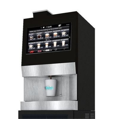 Frisch gebraute Kaffee mit dem neuesten Kaffeeautomaten für Kaffee aus der Bohne in die Tasse